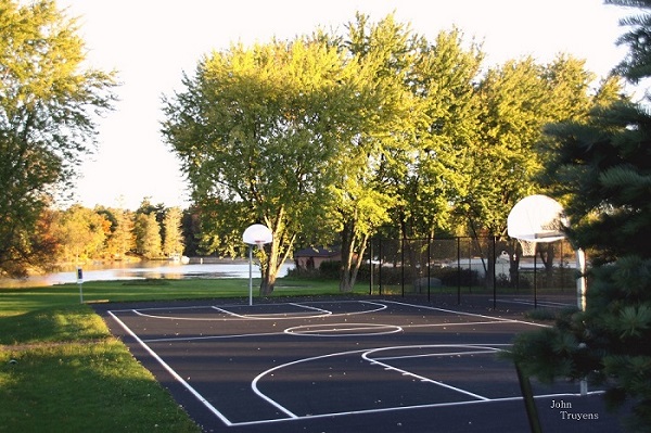 Basketball-court