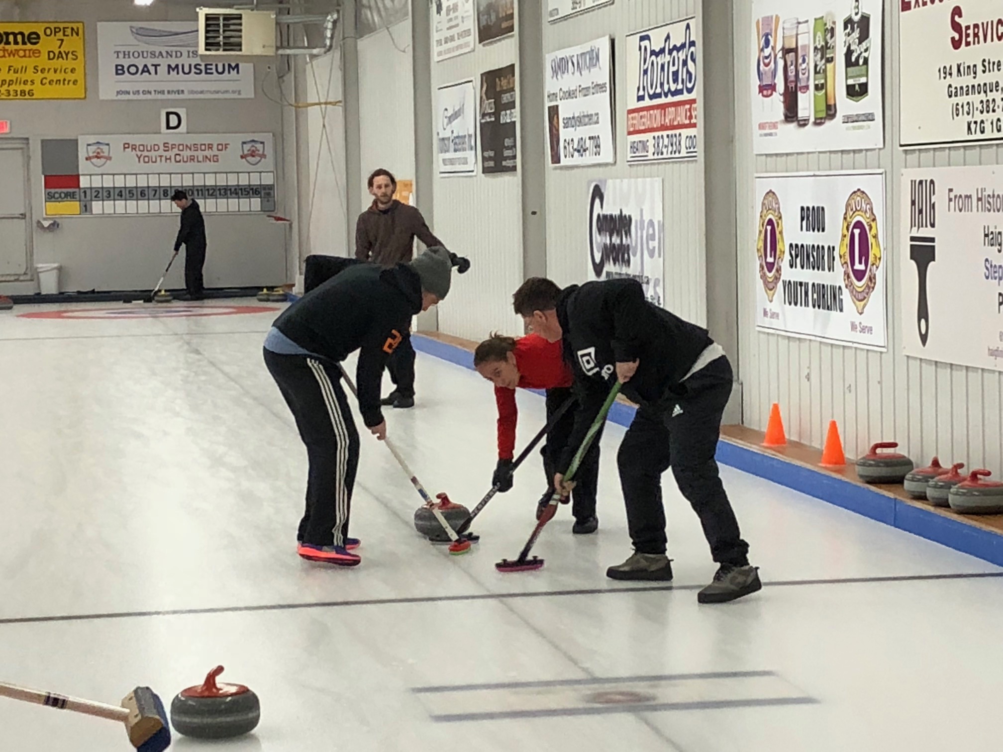 3 players curling